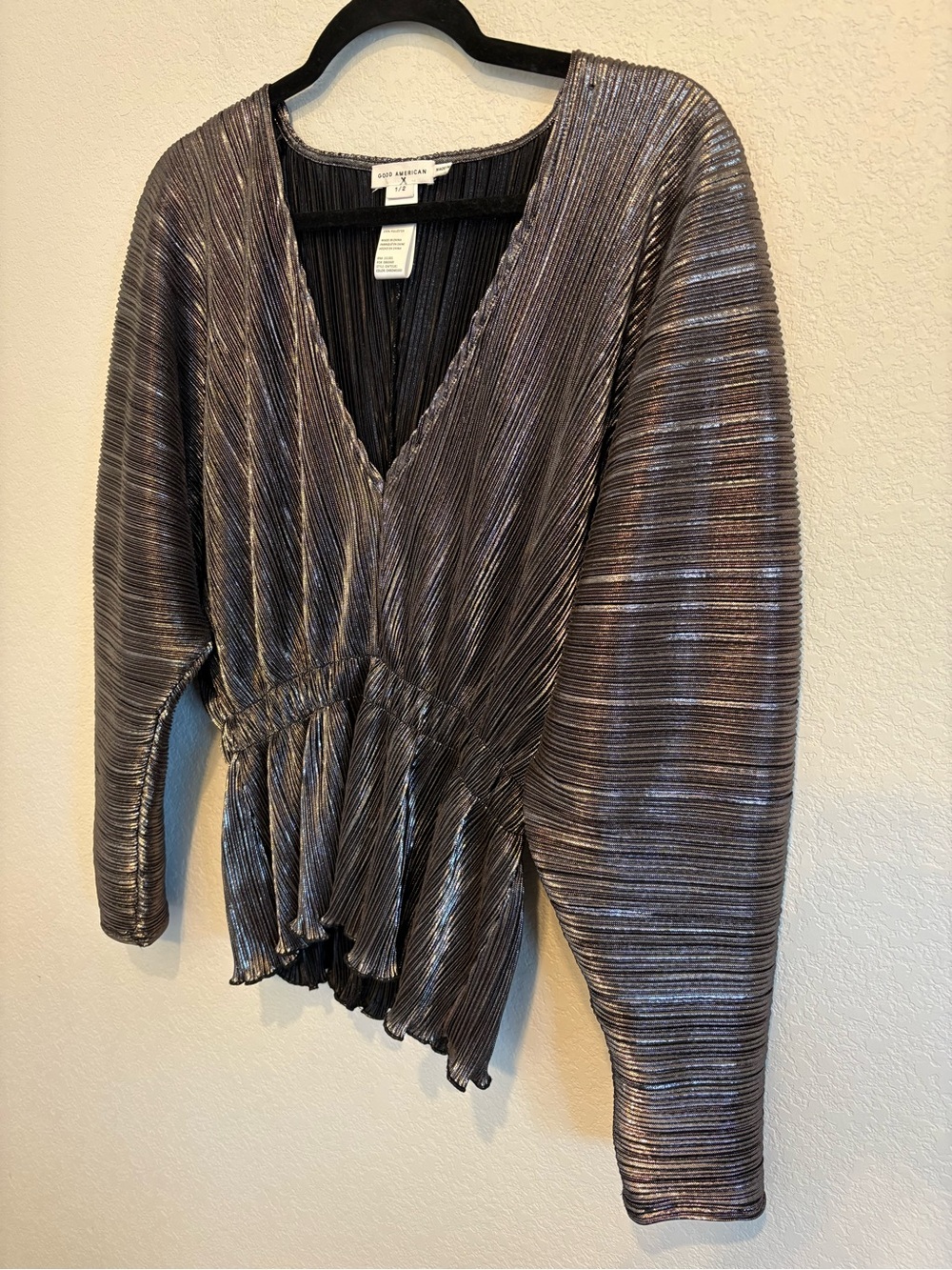 Good American Metallic Plissé Peplum Top Chrome Silver Pleated Blouse Size 1/2 - Picture 3 of 16